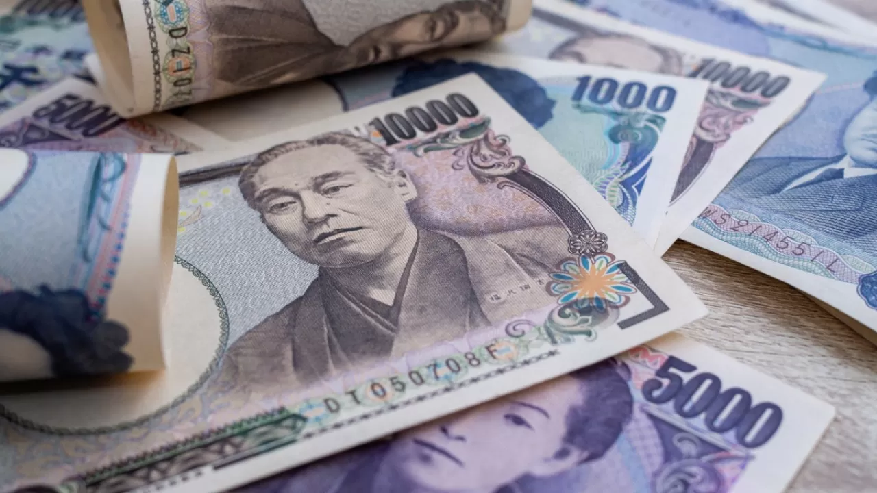 Японская иена опустилась до рекордно низкого уровня за 28 лет 