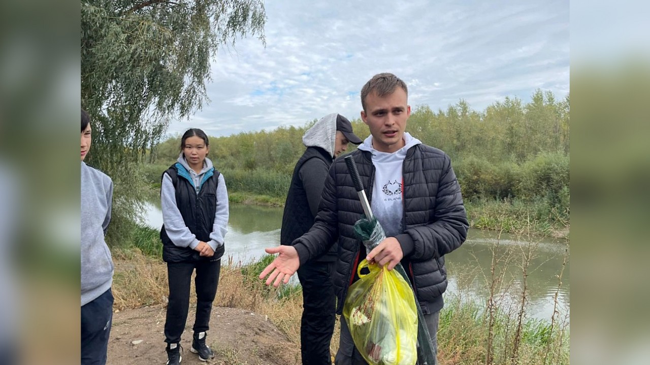 Субботник в благодарность казахстанцам провели россияне на берегу Урала |  Inbusiness.kz