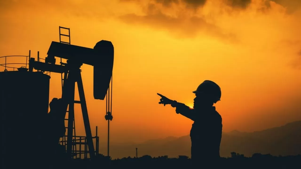 Ремонтники нефтяных скважин в Атырауской области требуют повышения зарплаты