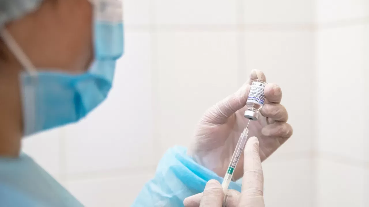 Вакцины против COVID-19 вызывают смертельное кожное заболевание? 