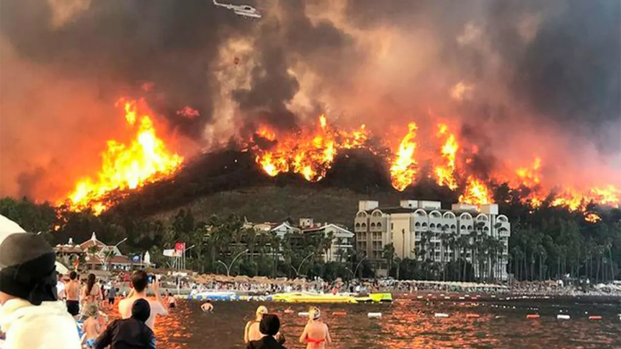 Пожар в Турции: эвакуировано свыше тысячи человек