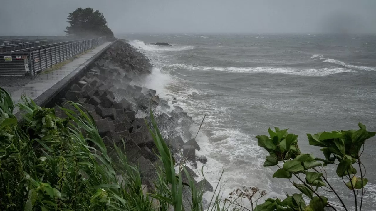 Метеорологи предупредили о приближении к Японии нового тайфуна "Талас" 