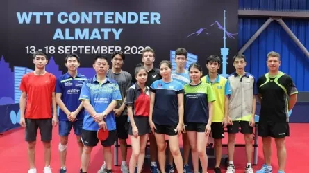 Тренер по настольному теннису из Китая Сюн Тао обучает юных спортсменов