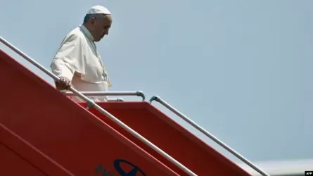 В столице Казахстана приземлился самолет папы римского