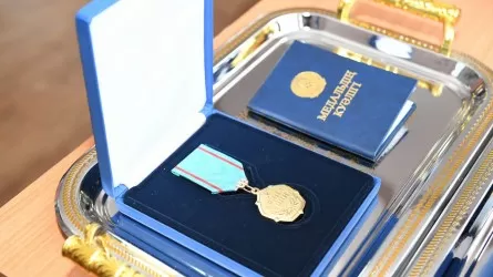Президент Токаев наградил пожарных и волонтеров