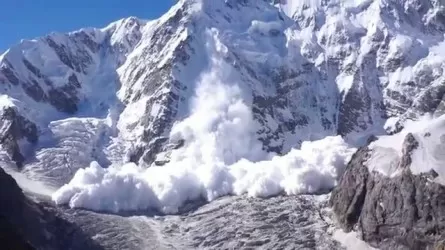 15 человек пострадали при сходе лавины на горе Манаслу в Непале