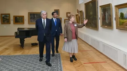 Токаев в Семее посетил музей изобразительных искусств
