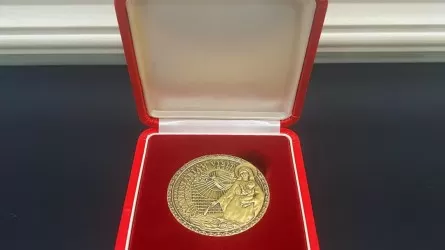Папа римский вручил медаль Димашу Кудайбергену