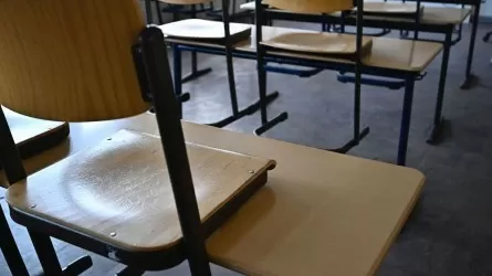 Домой из школы в темноте: родители в Актау возмущены новым расписанием уроков
