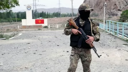 В Кыргызстане из зоны боевых действий на границе с Таджикистаном эвакуировали около 120 тыс. человек