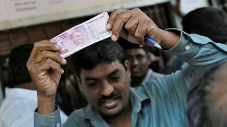 Рупия в Индии обрушилась до исторического минимума в паре с долларом