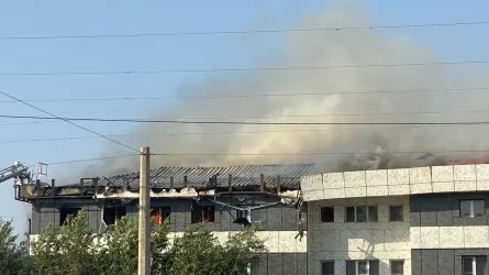 В центре Атырау горит гостиница