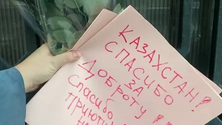 Цветы и плакаты с благодарностью казахстанцам несут россияне