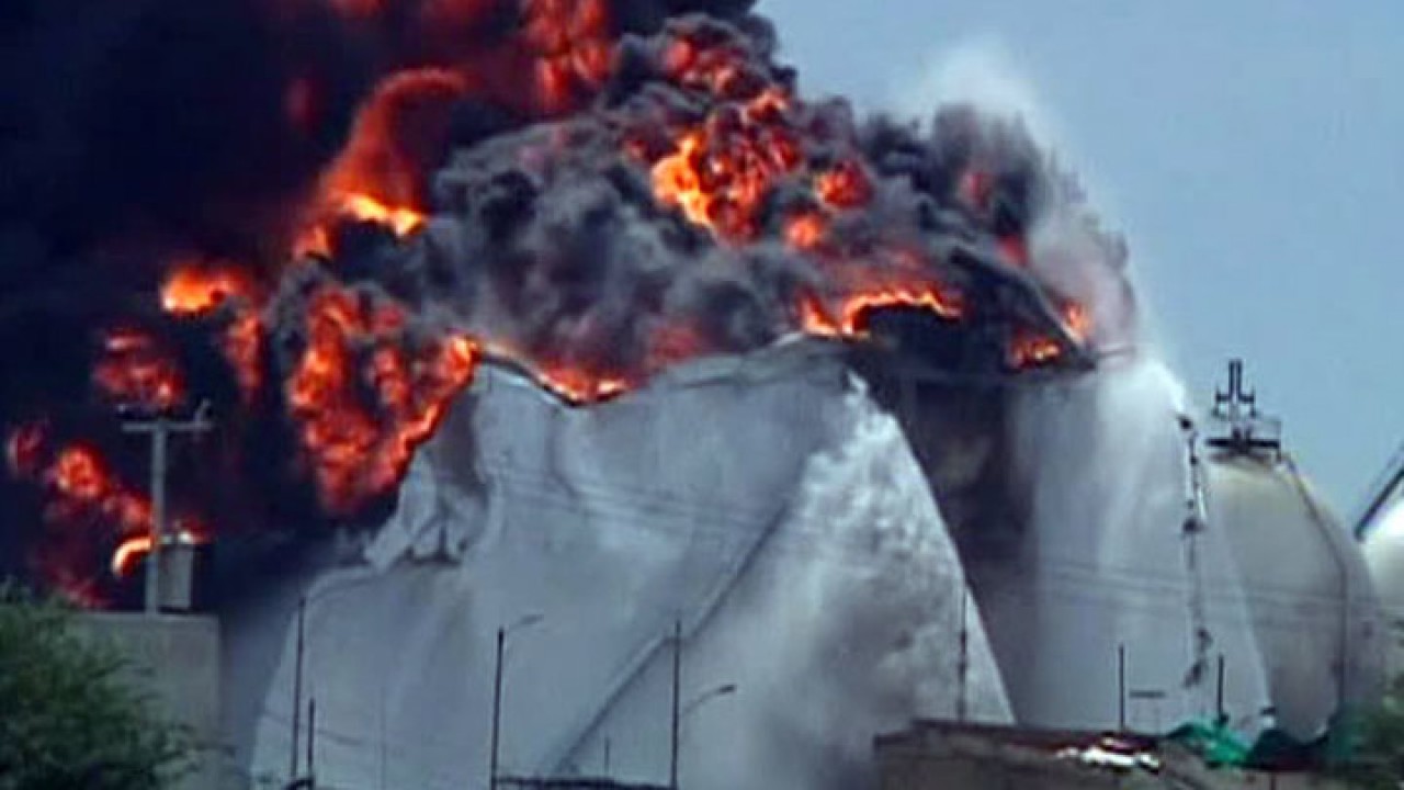Причина взрыва в туве. Взрыв газового резервуара. Пожар на НПЗ. Взрыв газового резервуара США. Пожар в США на нефтеперерабатывающем заводе.