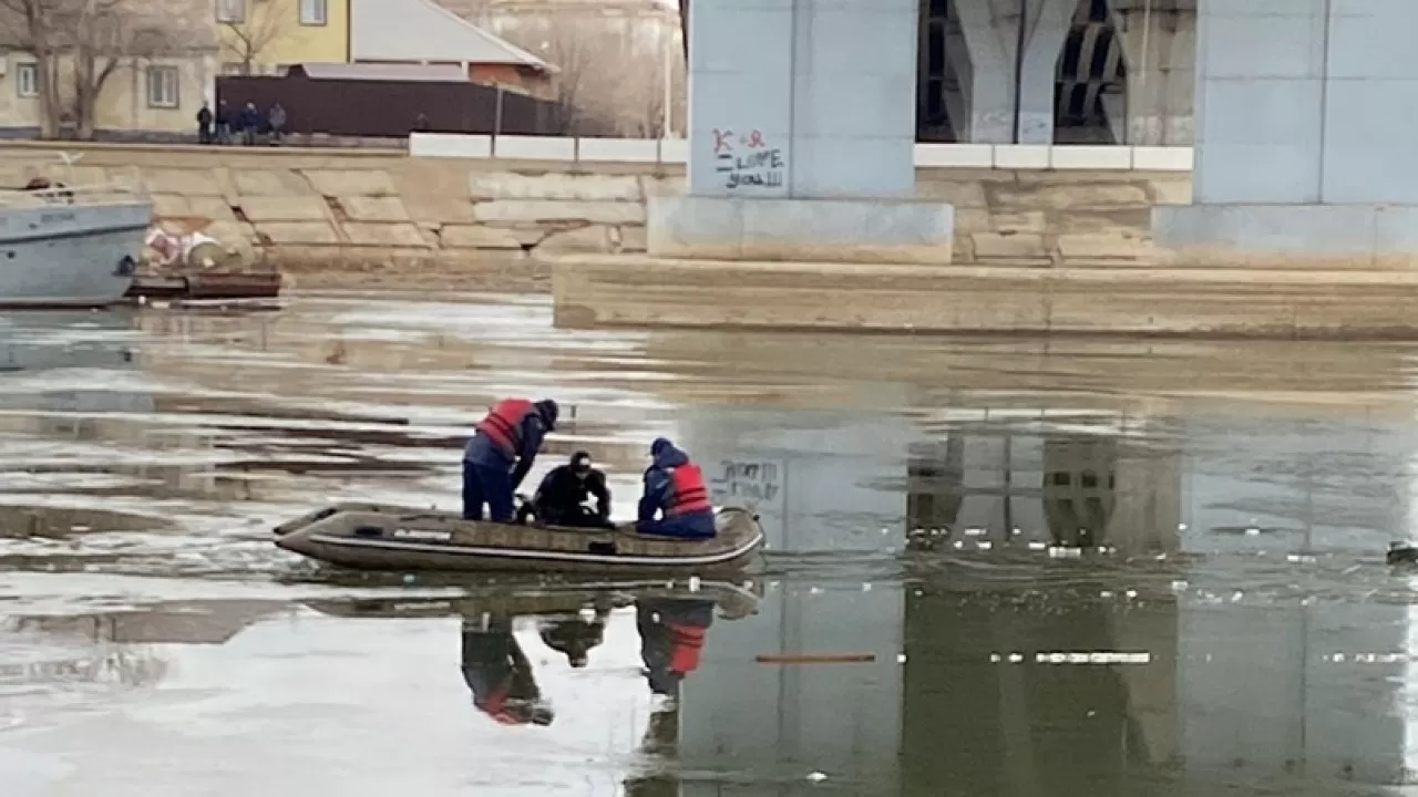 В Атырау под лед ушли два рыбака