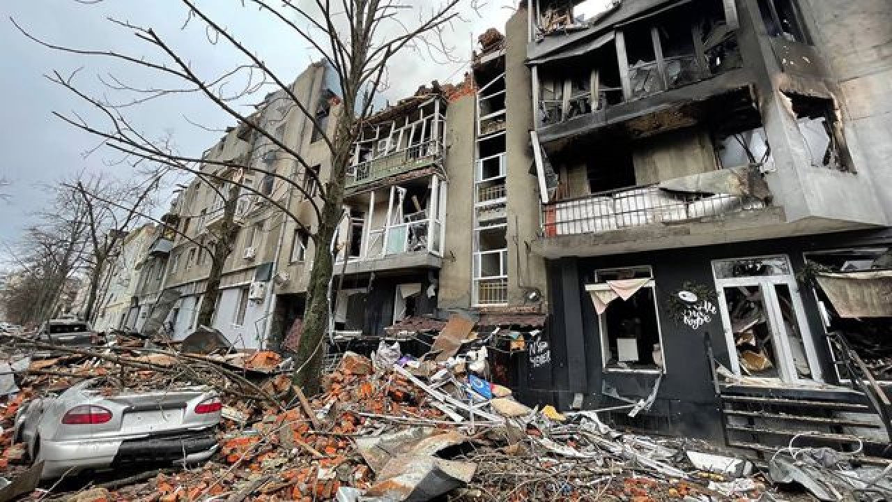 Пожар в жилом доме. В харькове разбомбили жилой дом. Разрушенные города украины. Харьков ракета попала в дом. Ракета в дом в киеве.