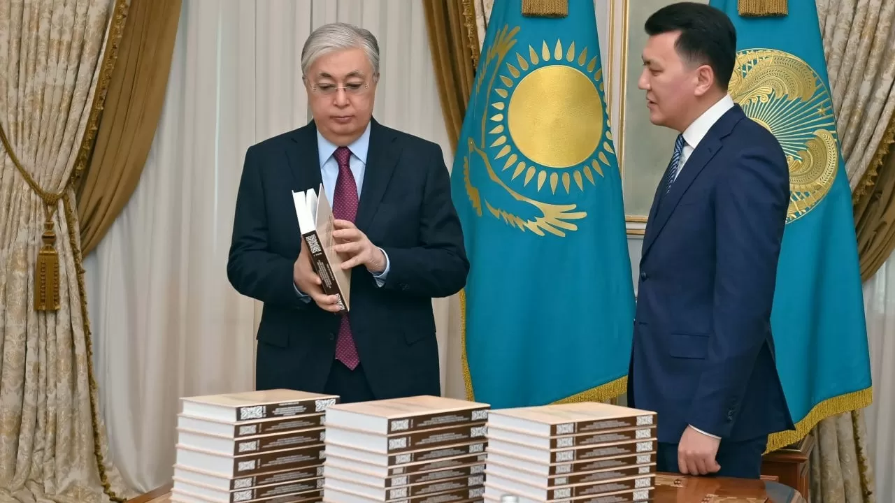 Тоқаев саяси қуғын сүргін құрбандары туралы 31 том кітаппен танысты