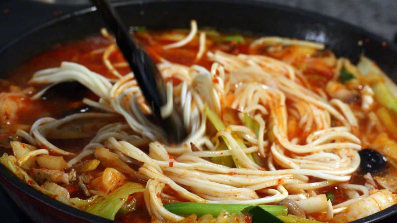 Приготовление японской лапши. Корейская лапша рамен. Лапша Самянг кимчи. Лапша корейская Noodle. Chicken Noodle Soup китайская лапша.