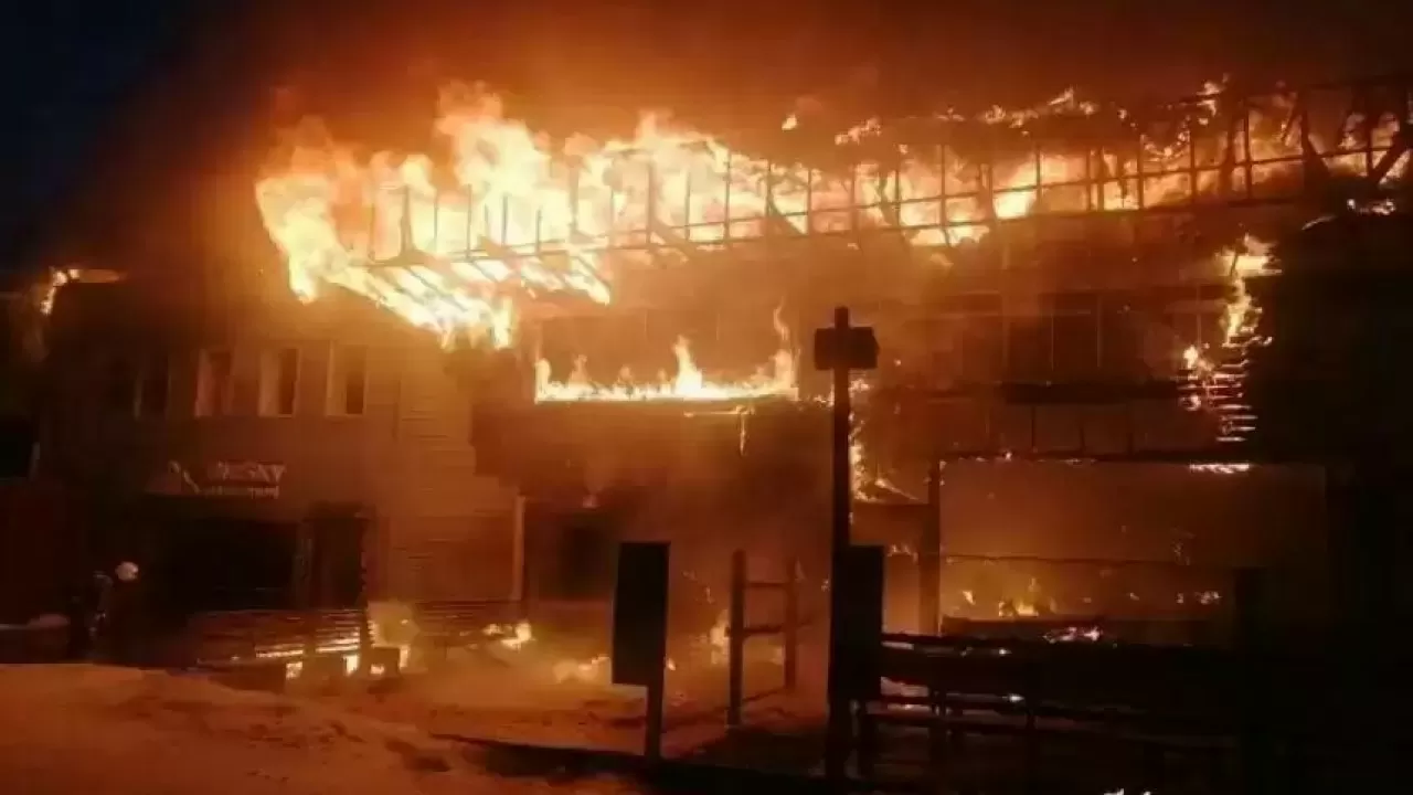 На курорте Шымбулак в Алматы загорелся ресторан