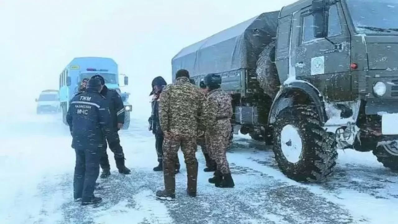 "Алматы-Өскемен" тас жолында қар құрсауында қалған 50 адам әскери техникамен эвакуацияланды