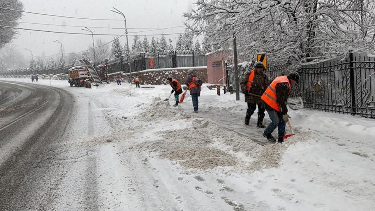Буря в алматы сегодня. Алматы снег. Снегопад в Казахстане. Штормовое предупреждение. Снег в Алматы сегодня.