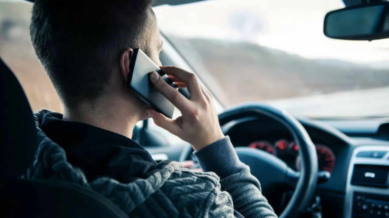 Более 170 шымкентских водителей оштрафовали за телефонные разговоры за рулем 