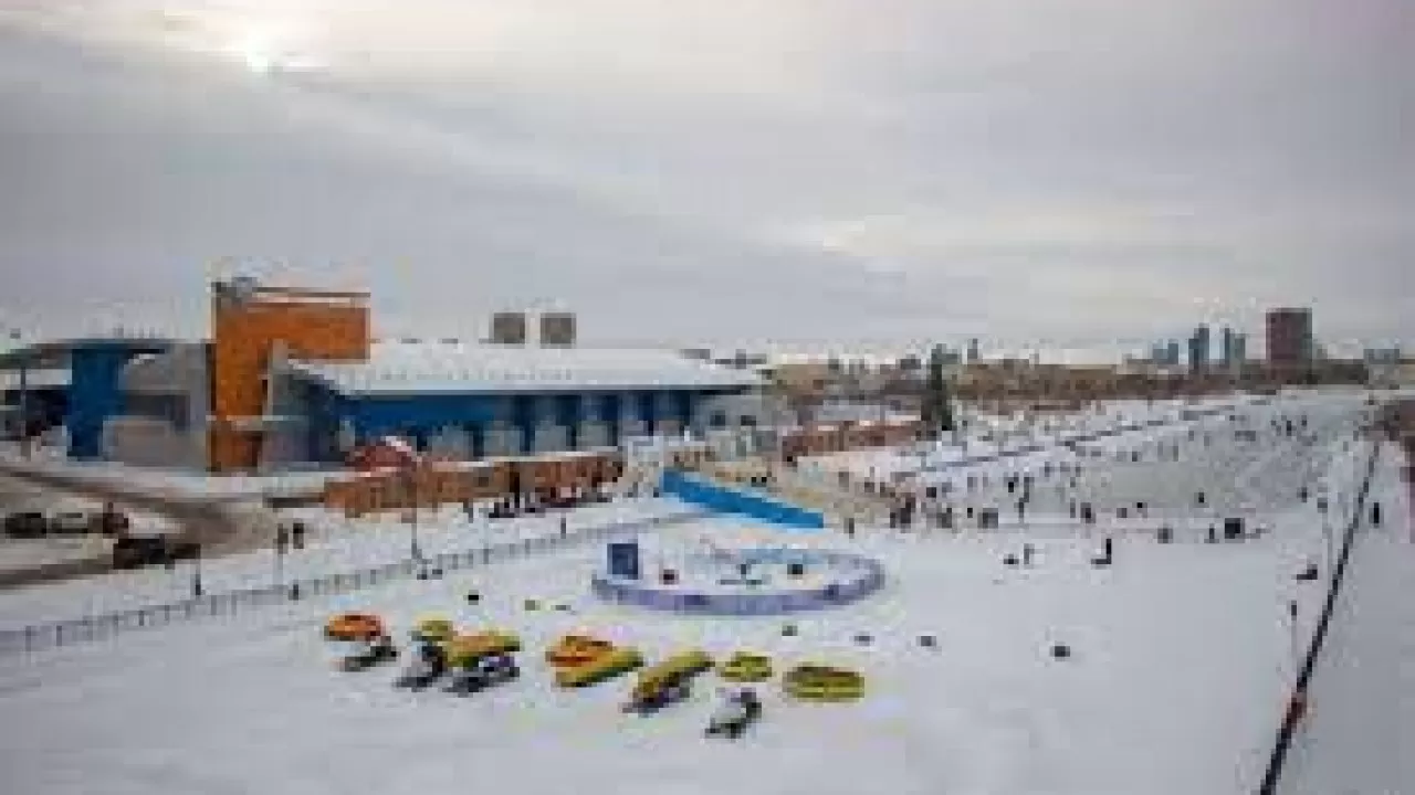 Спасатели запретили кататься на коньках вдоль спорткомплекса "Барыс" в Астане