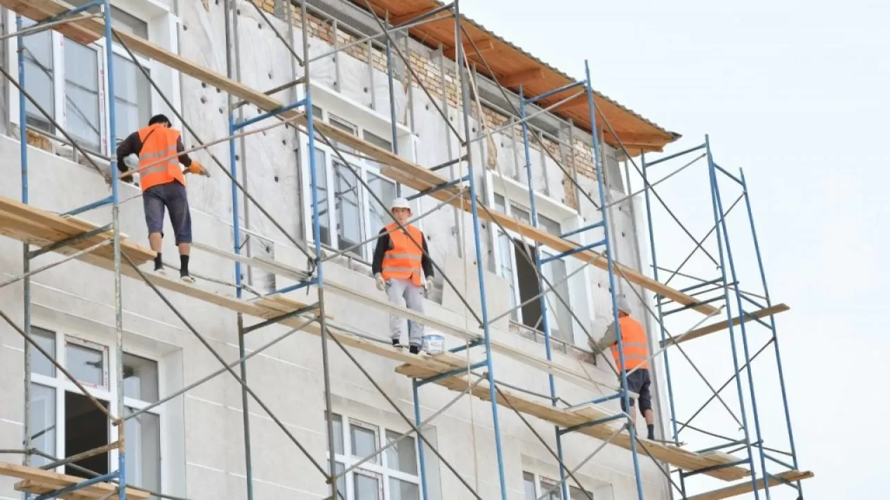 Мемлекеттік бағдарламамен салынған баспаналар жыл өтпей жатып бүлінді