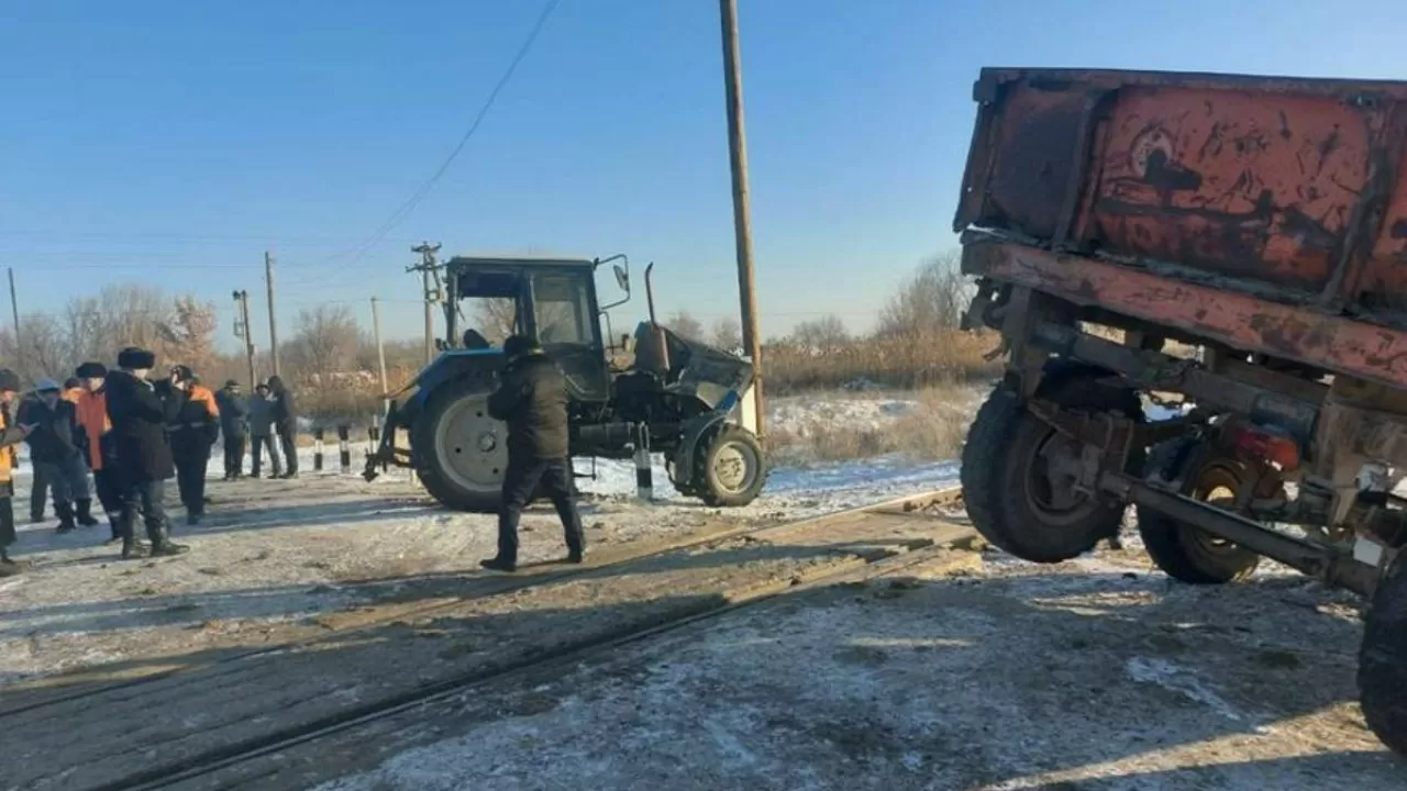 Жүк пойызы трактормен соқтығысып, бір адам қаза тапты