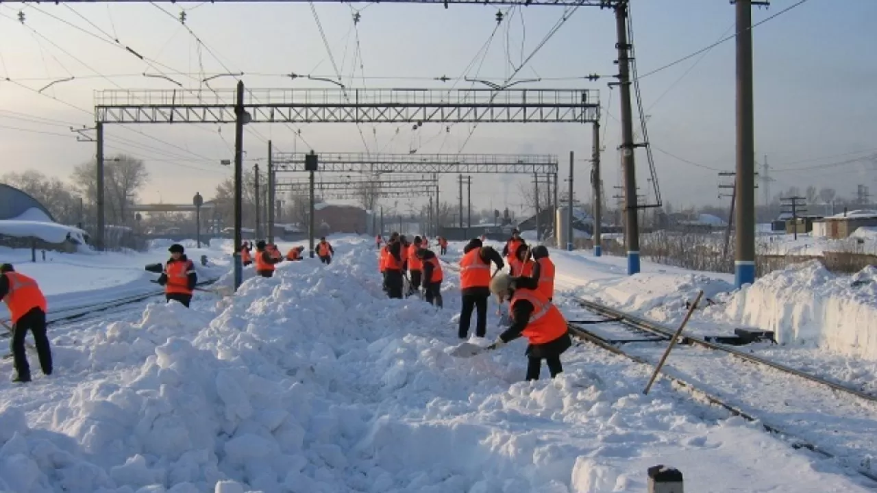 Более 7 тысяч железнодорожников очищали пути от снега в Казахстане