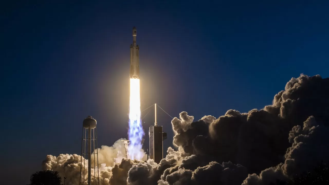 В США запустили ракету SpaceX со спутником связи Космических сил
