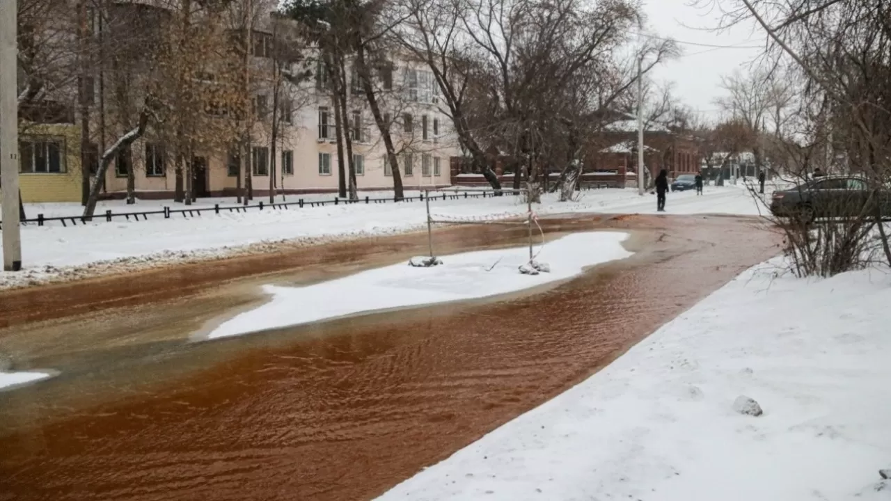 В Павлодаре прорвало водопровод