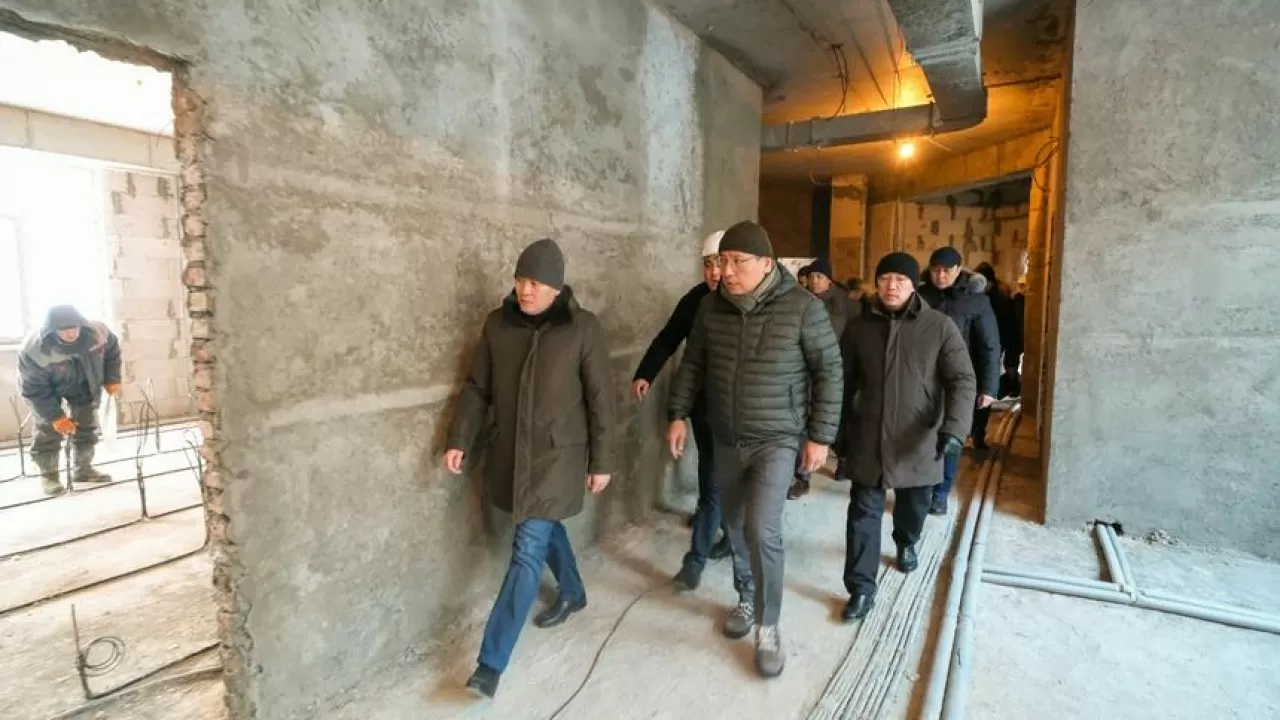 Досаев проверил, как в Алматы строят школы