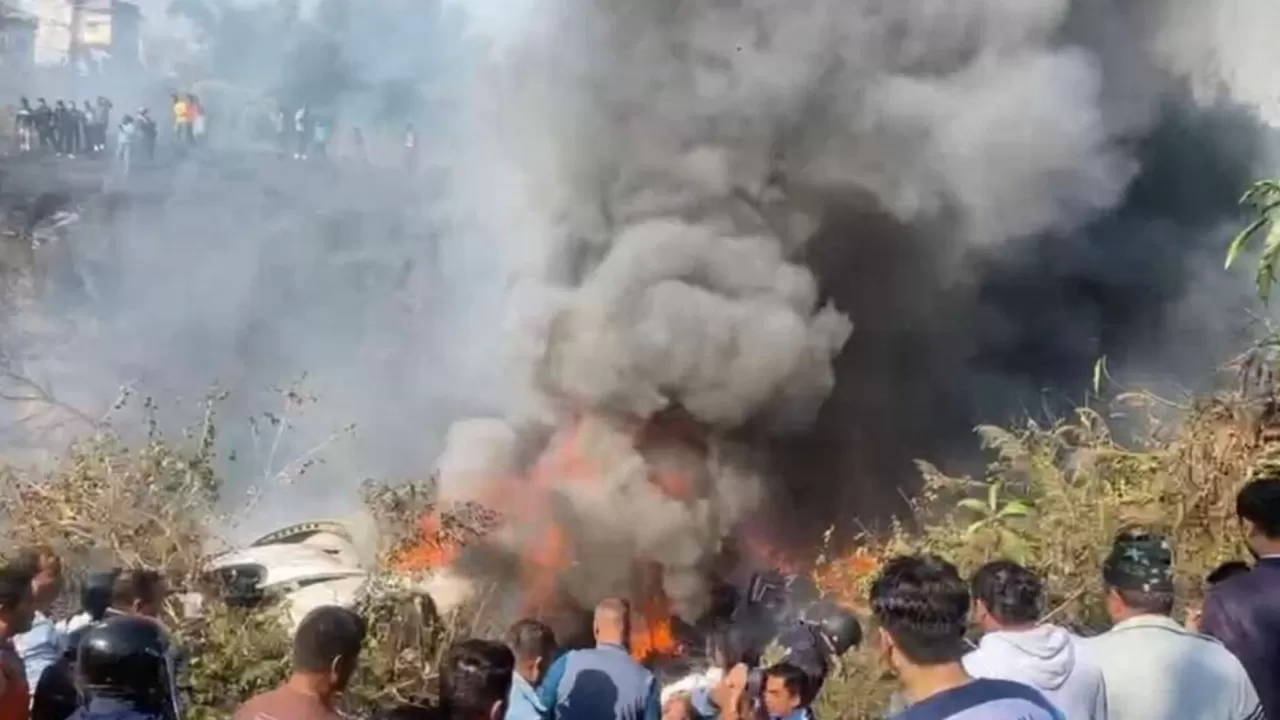 В Непале упал самолет с 72 людьми на борту