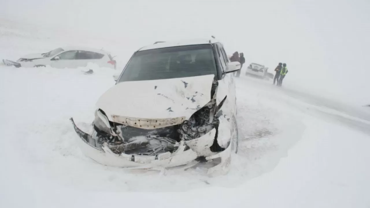 Пять автомобилей столкнулись в Костанайской области: погиб один из водителей