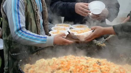 Узбекистанцы из-за проблем с отоплением готовят еду на улице
