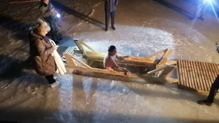 В Актау из-за крещенских купаний спасатели перешли на усиленный режим службы