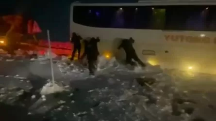 Қарағанды облысында жолаушылар автобусы қар құрсауынан шығарылды