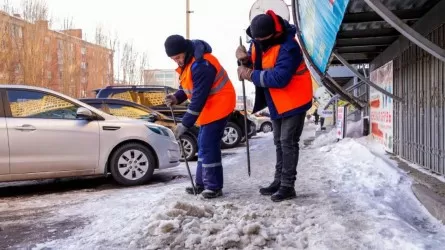 Астанада тротуарлар мен жолдардың мұзы тазартылып жатыр