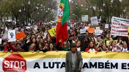 В Португалии на протесты учителей вышли тысячи человек