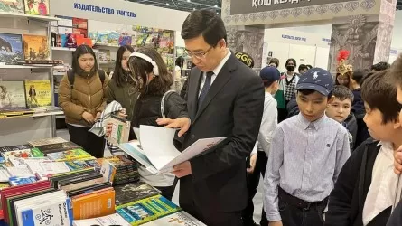 Асхат Аймағамбетов оқушыларға қазақстандық авторлардың кітабын оқуға кеңес береді