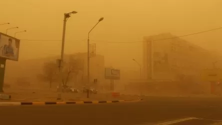 Пыльная буря в Мангистау привела к ограничению движения на дорогах
