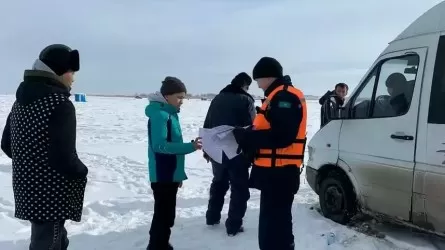 Қапшағайда мұз жарылып, балықшының көлігі суға батып кетті