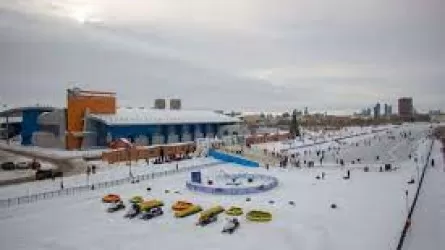 Спасатели запретили кататься на коньках вдоль спорткомплекса "Барыс" в Астане