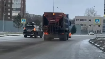 Өскеменде көктайғаққа қарсы шашылған қоспадан аяқ киім бүлінуде