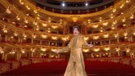 Песню на казахском языке спел Димаш Кудайберген на шоу в Китае