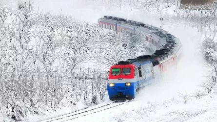 В Казахстане поезда доставляют людей, эвакуированных с автодорог