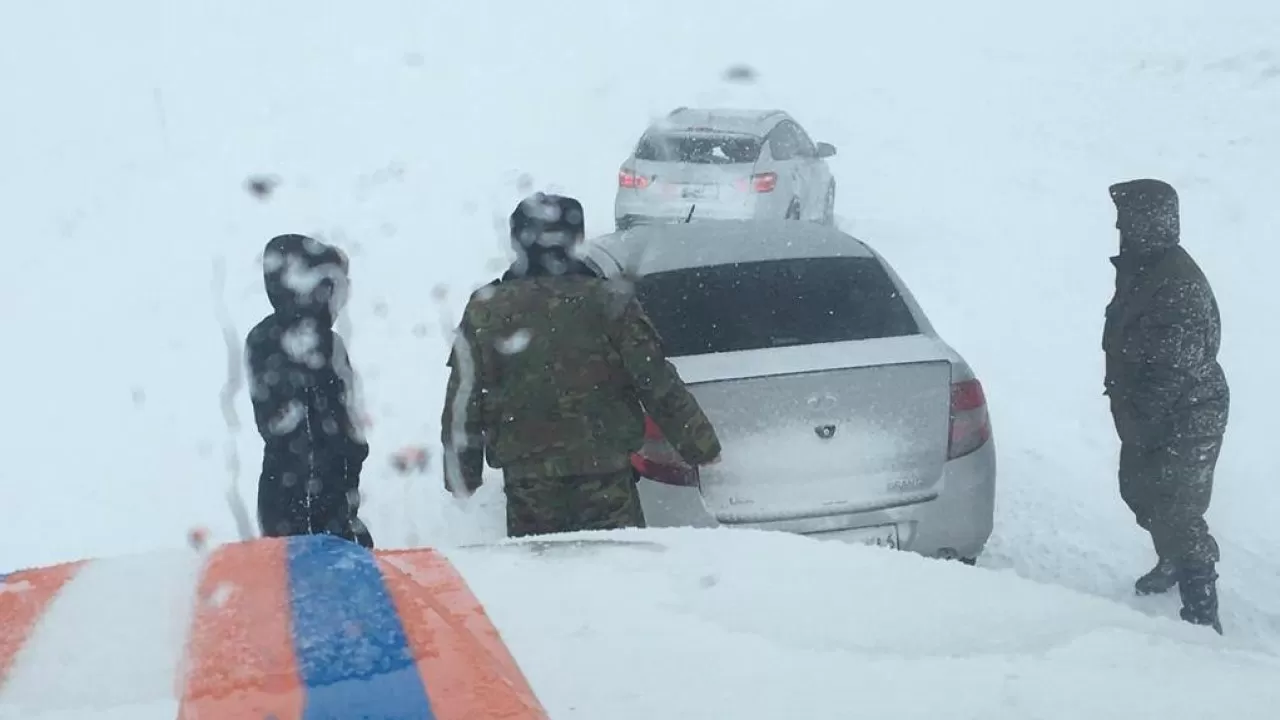 Непогода в Казахстане: у блокпостов скопилось более тысячи авто