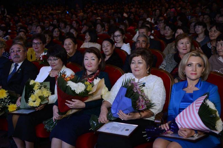 Астананың "құрметті педагогтері" мен "үздік білім беру ұйымдары" марапатталды