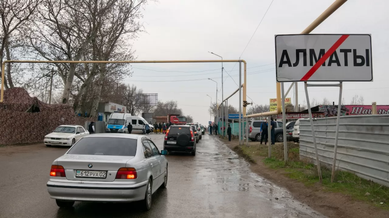 Алматинцам сообщили об ограничении движения по Бурундайскому шоссе
